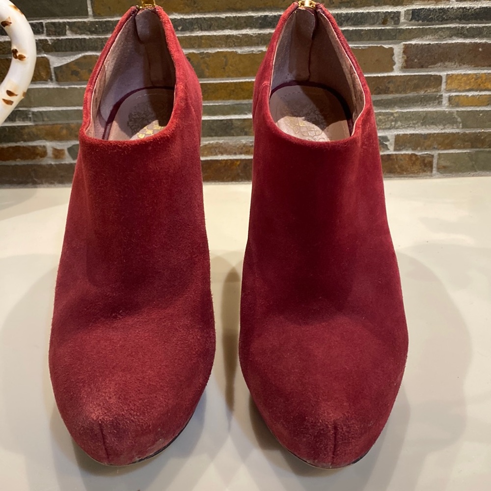 Vince Camuto burgundy suede booties size 8 stiletto heel gold zipper in back